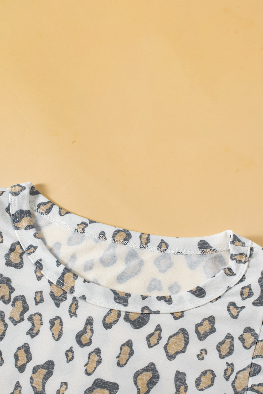 Leopardo de estampado alto blanco con mangas de mariposa