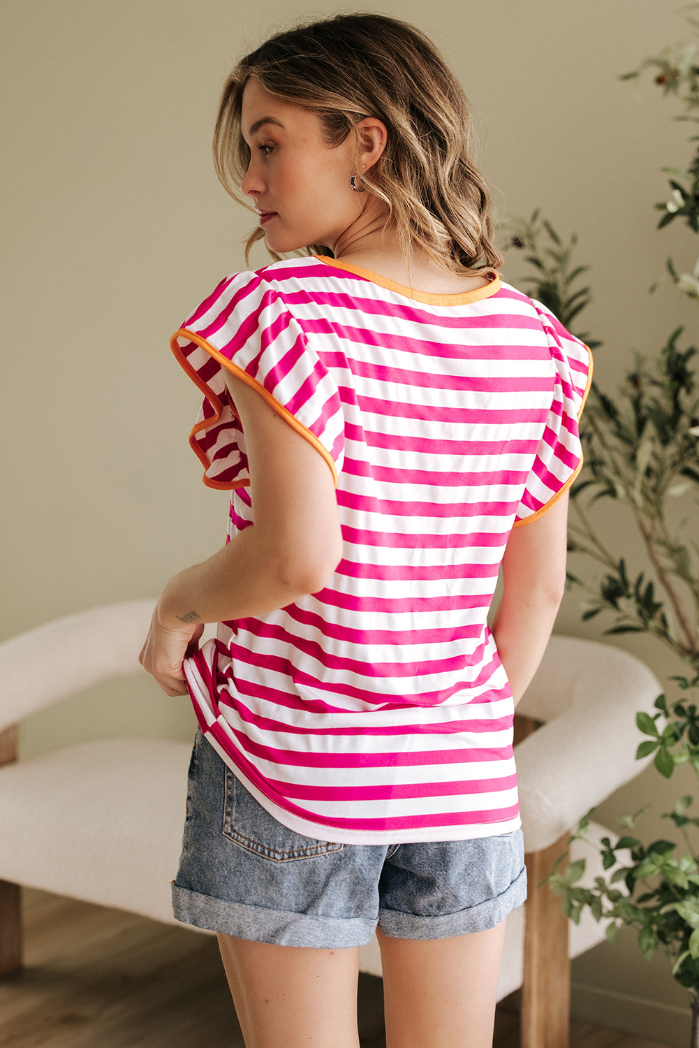 Blouse à col ras du cou rayée rose rouge à manches volantées