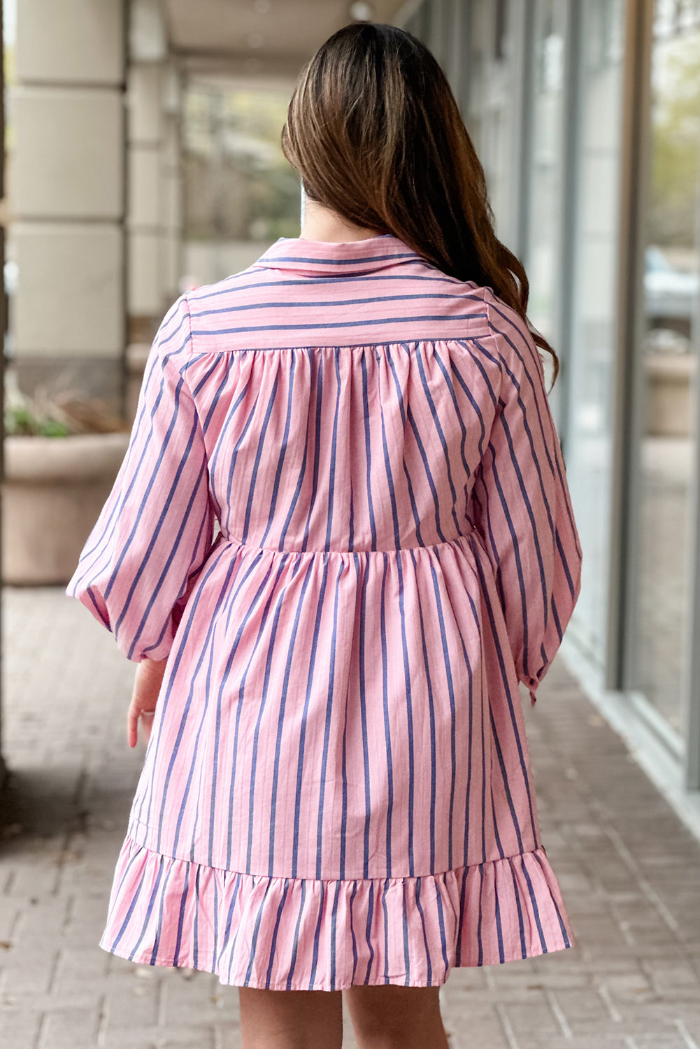 Camisa de cuello abotonado de mini tambalia y dobladillo con rayas rosa con rayas rosa