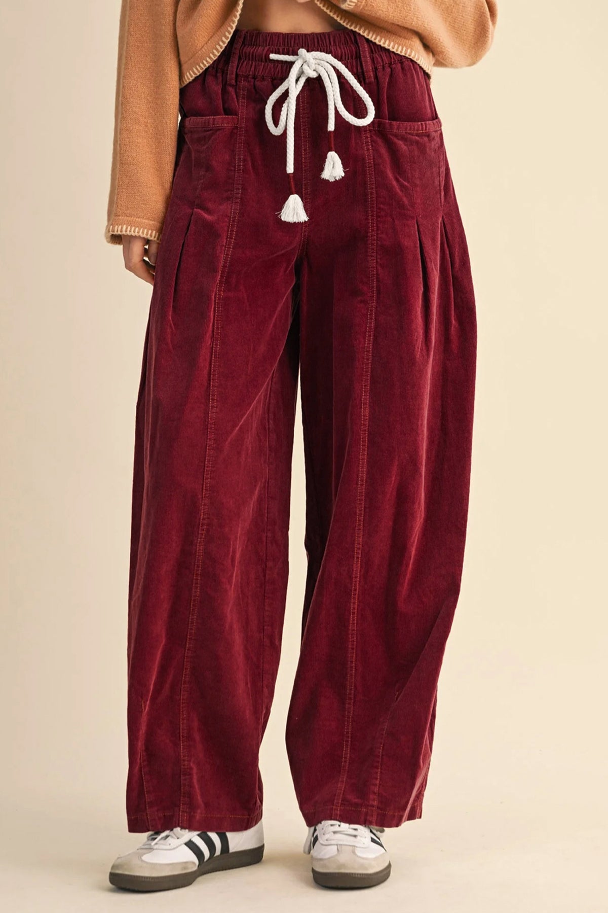 Pantalon en velours côtelé bordeaux ou marron à taille élastiquée et cordon