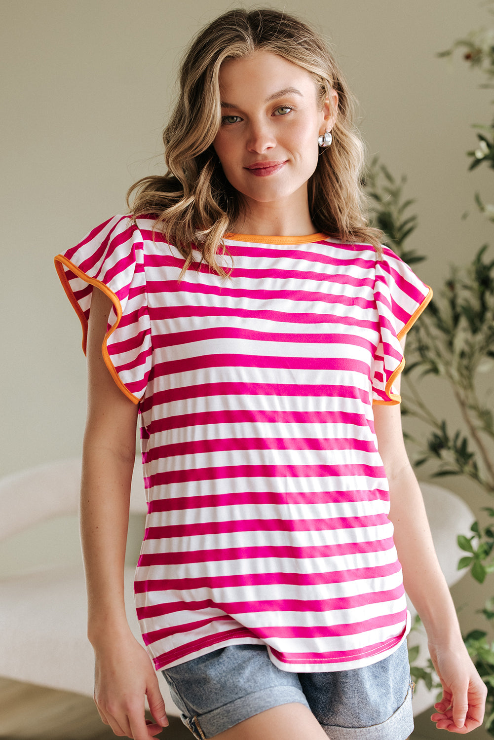 Blouse à col ras du cou rayée rose rouge à manches volantées