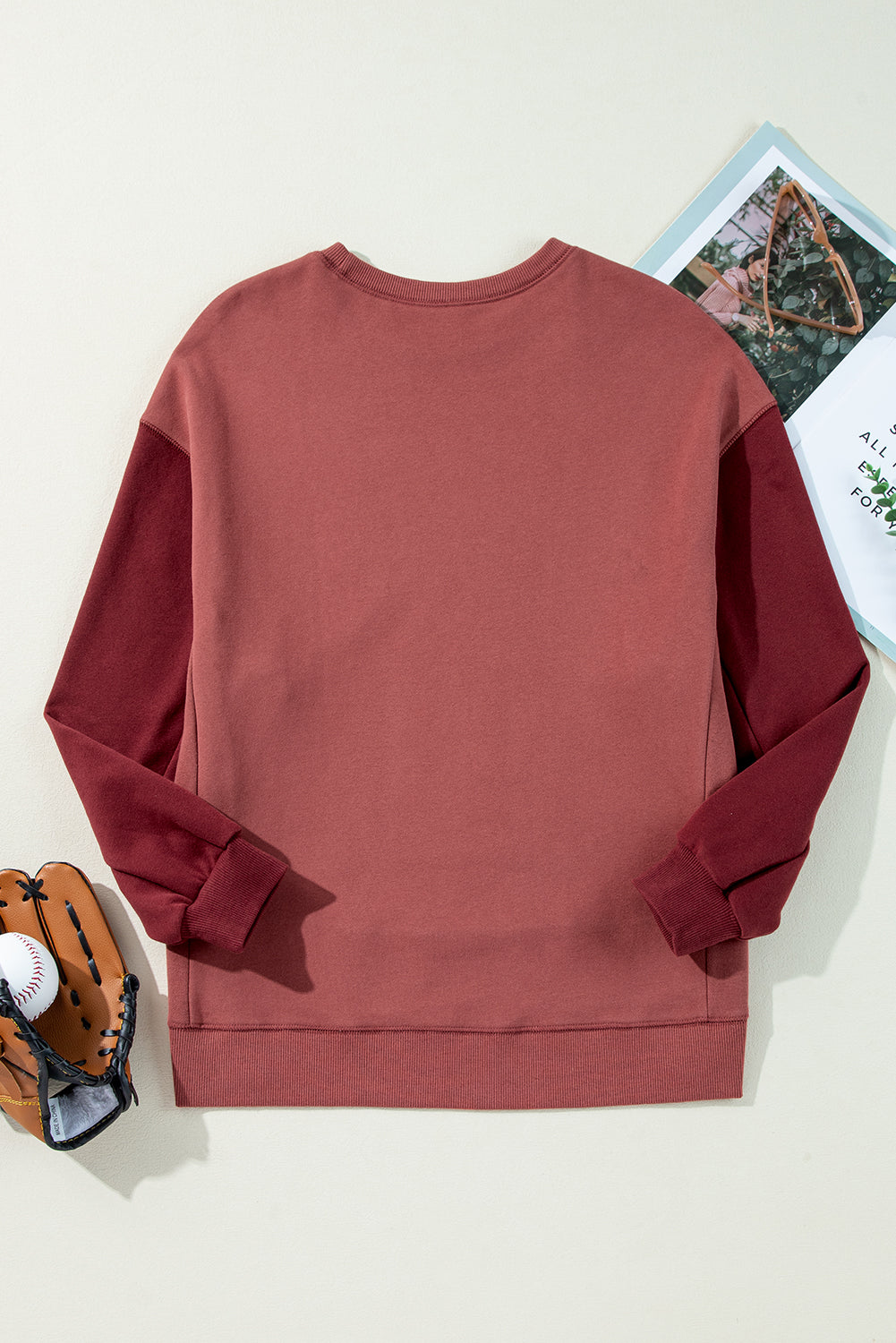 Sudadera de hombro caída en un mosaico rojo mineral