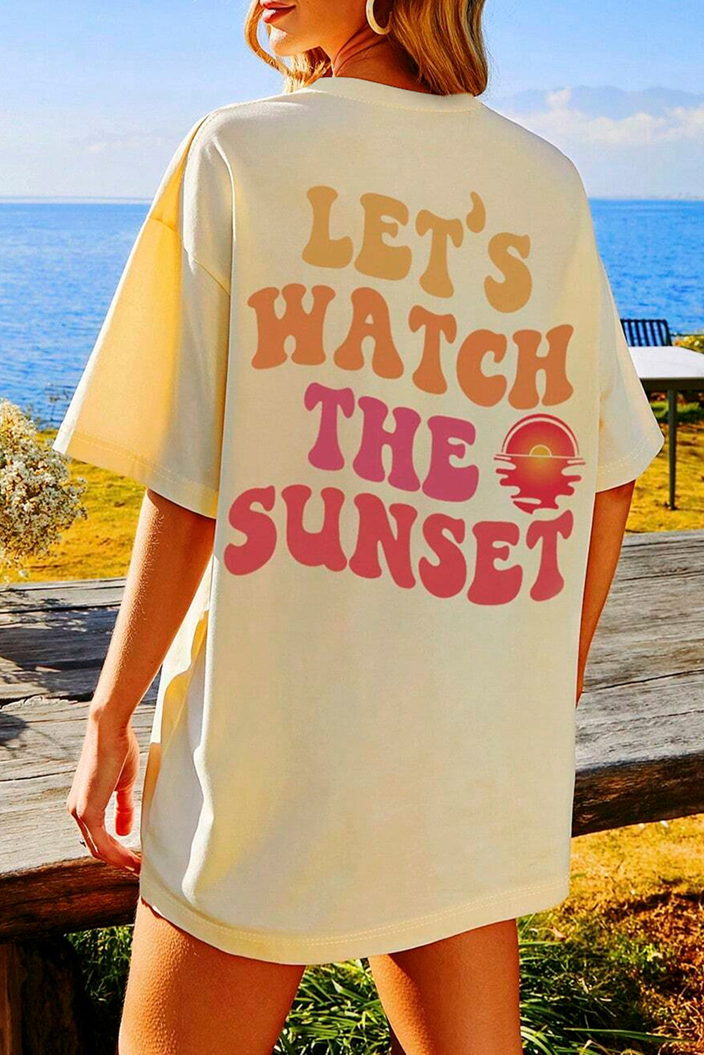 Gelbe Creme Rücken lassen wir uns den Sonnenuntergang mit halben Ärmel -T -Shirt beobachten