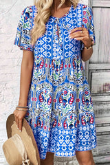 Robe courte bleu ciel à imprimé bohème, col noué, ourlet à volants