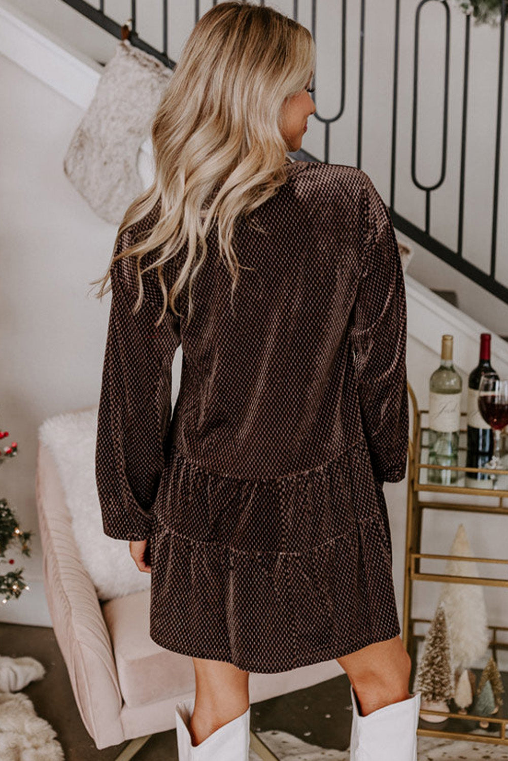 Robe droite en velours texturé marron foncé à col en V