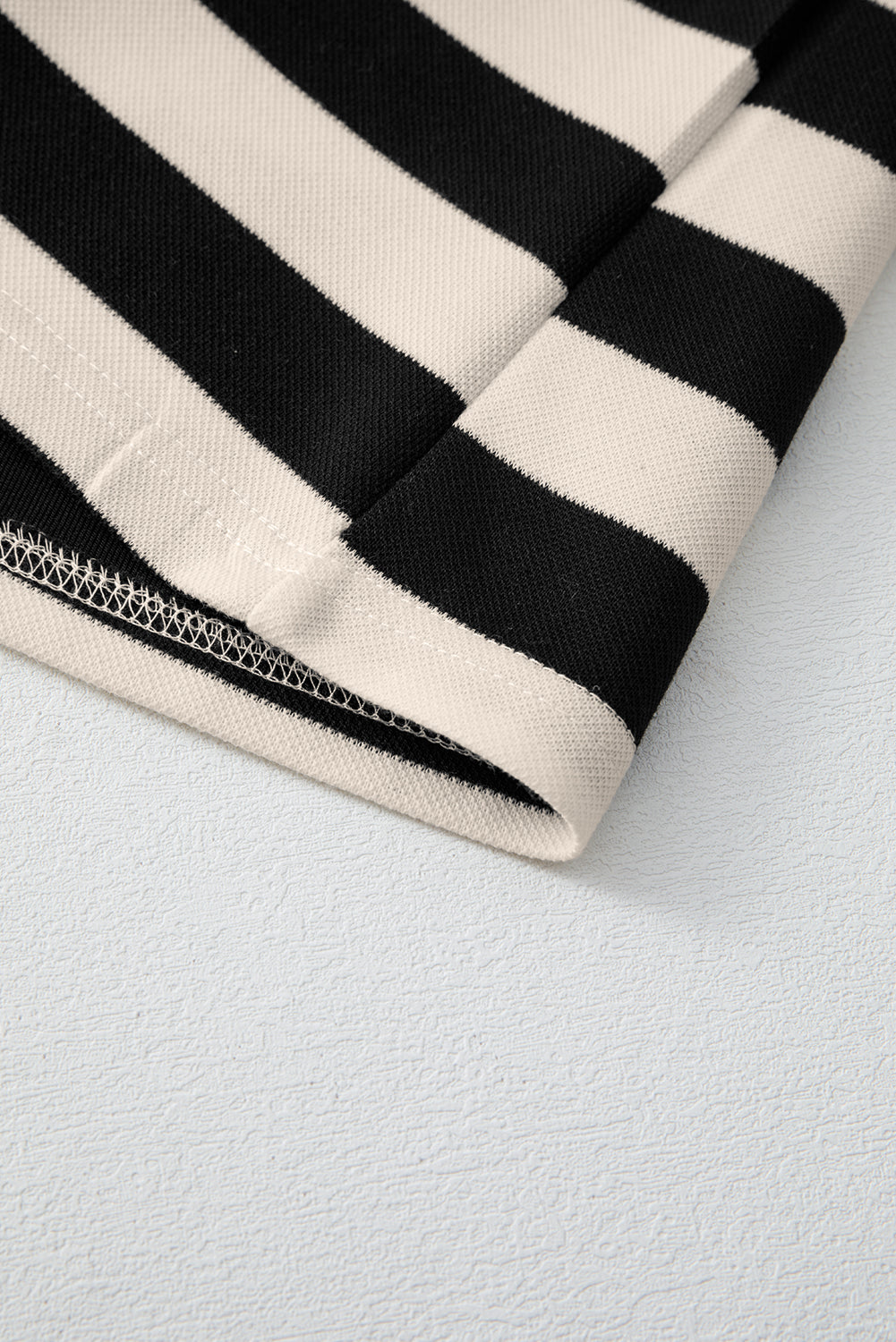 Robe décontractée ample à col en V et manches longues à rayures noires