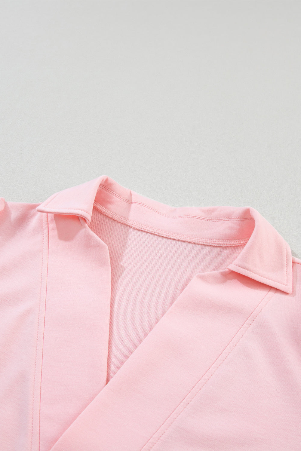 V-neck pink t-shirt and puffy sleeves