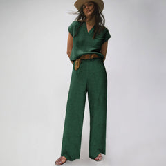 Interruptor verde tricotado con neck en V y pantalones casuales