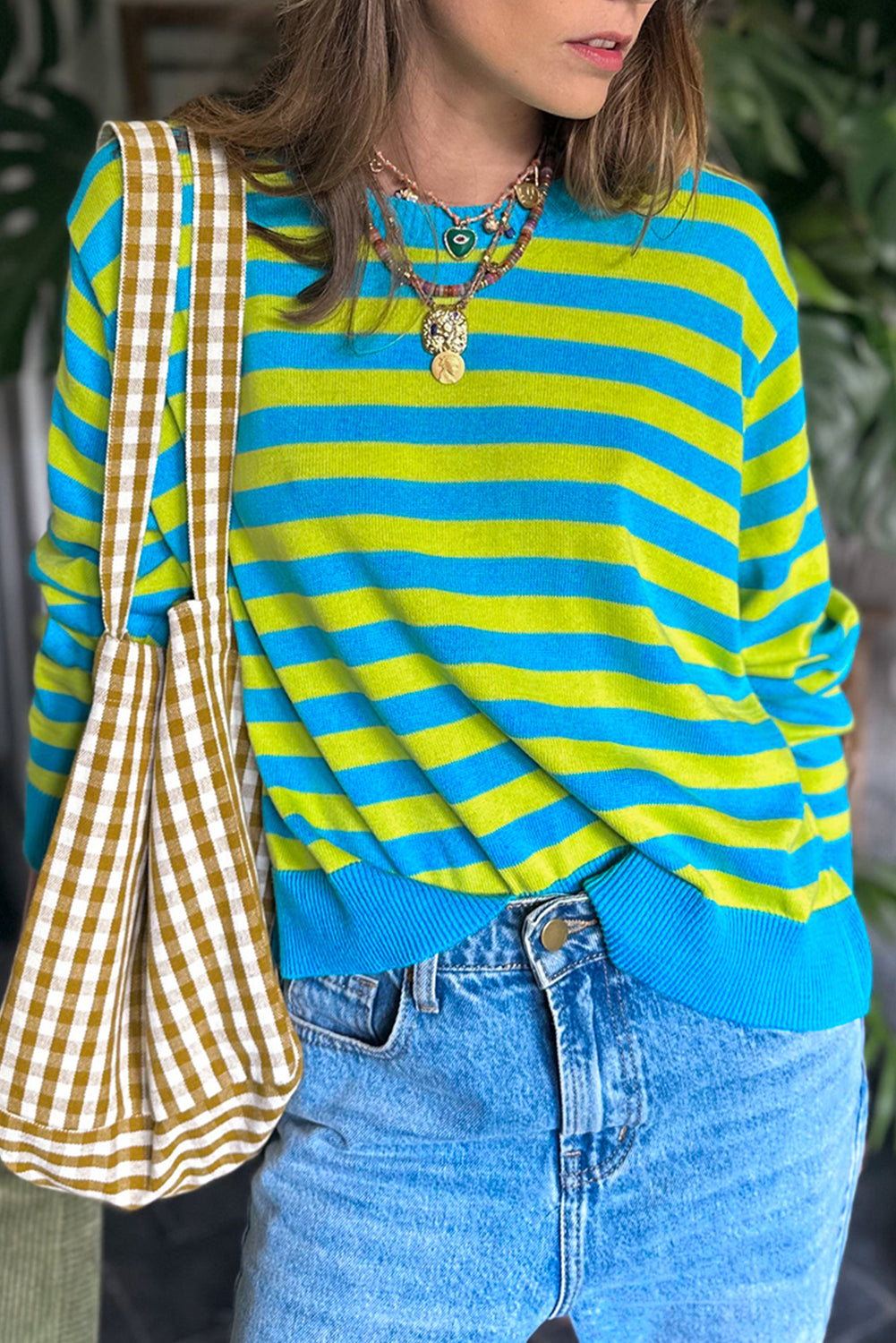 Striped spray with striped and round -collar with drooping green