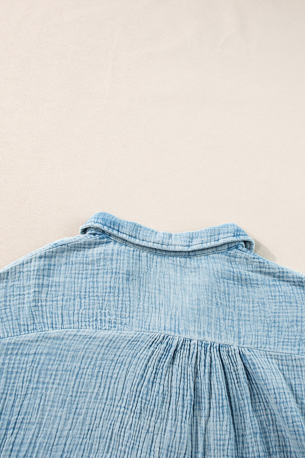 Dress on several levels crumpled with split neckline and raw hem beautiful blue