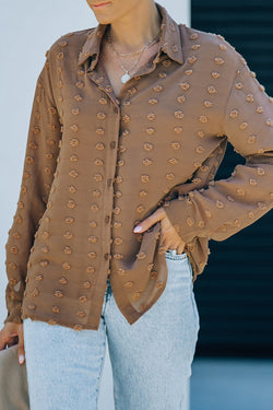 Long -sleeved brown polka dot shirt