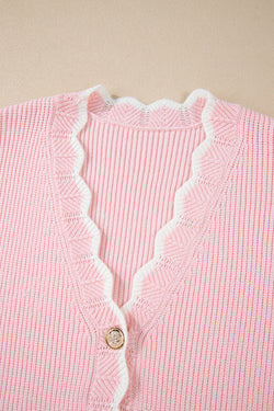 Cardigan boutonné rose en tricot côtelé avec poches latérales et bords festonnés