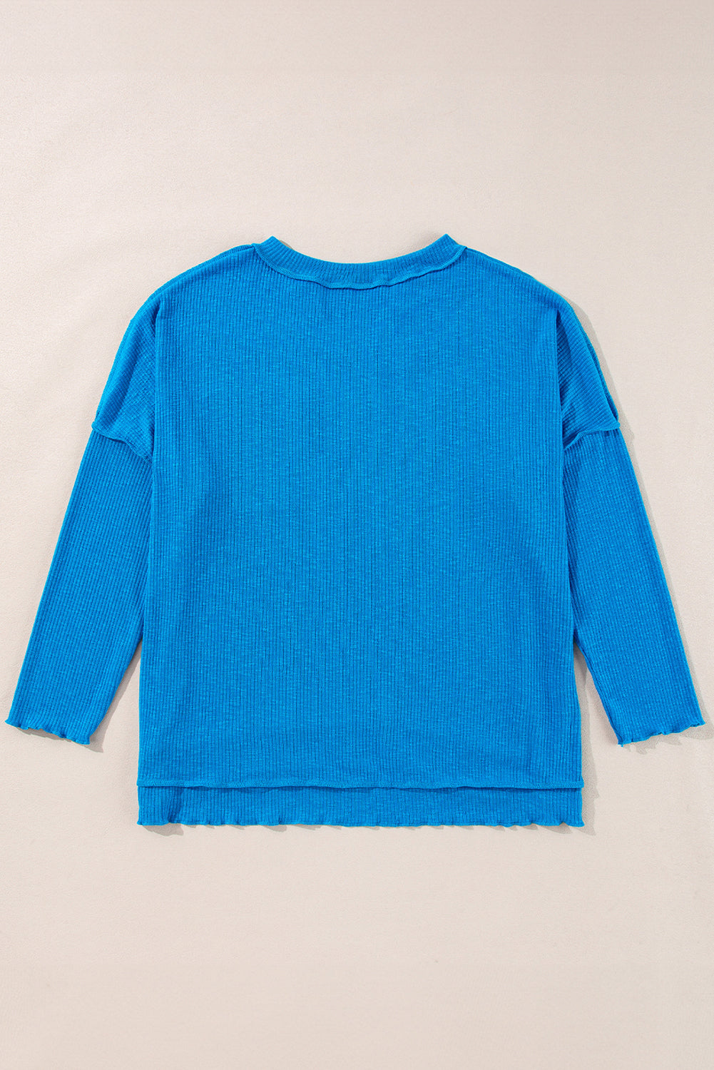 Haut bleu à manches longues et col en V en tricot côtelé à coutures apparentes