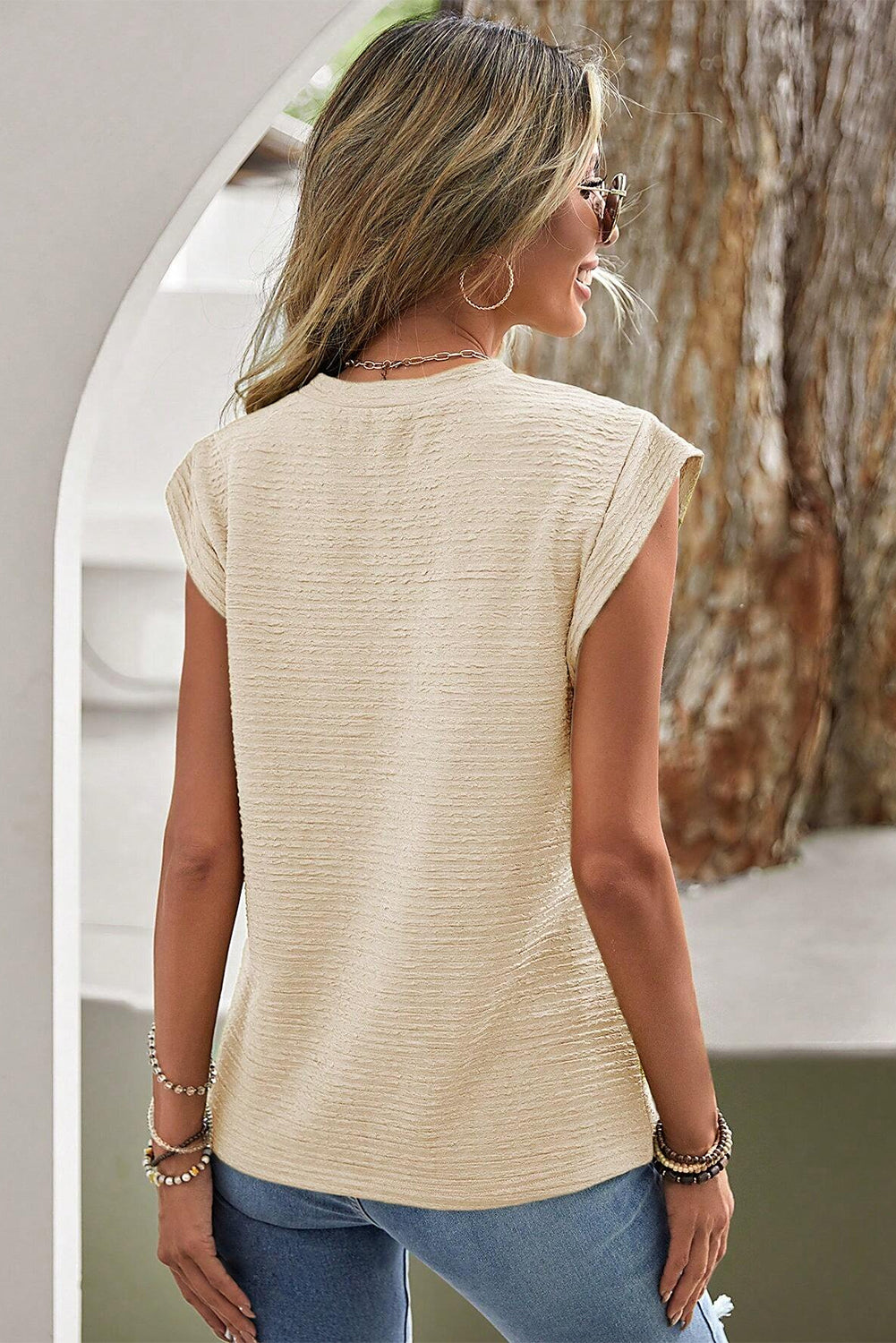 Camiseta beige con mango de murciélago y cuello texturizado unido