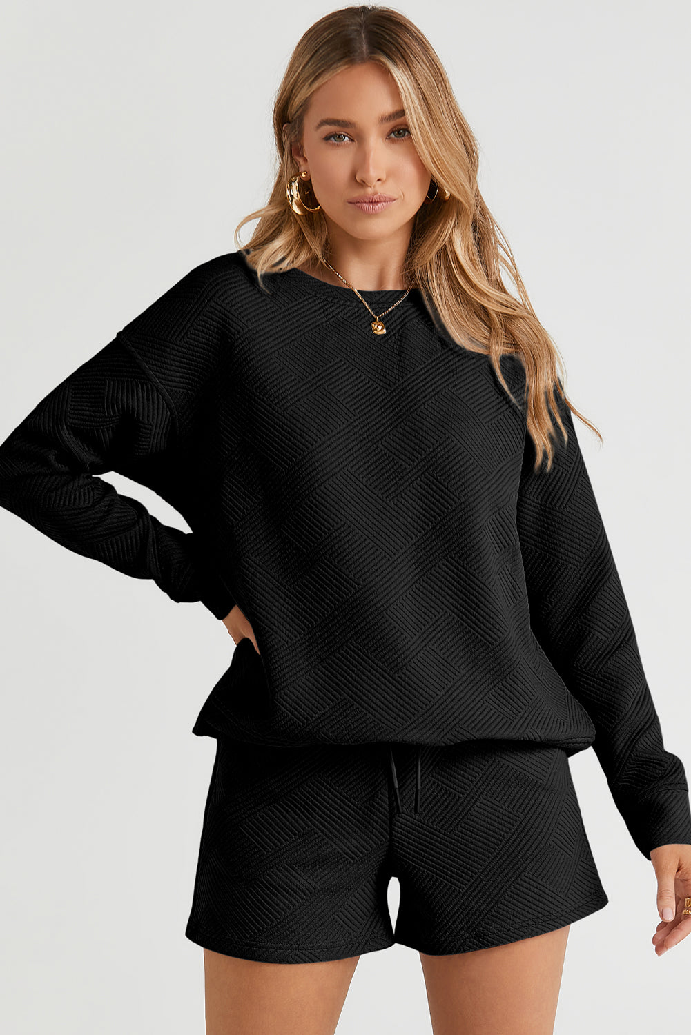 Ensemble haut texturé noir à manches longues et short à cordon de serrage-A WOMAN WE LOVE