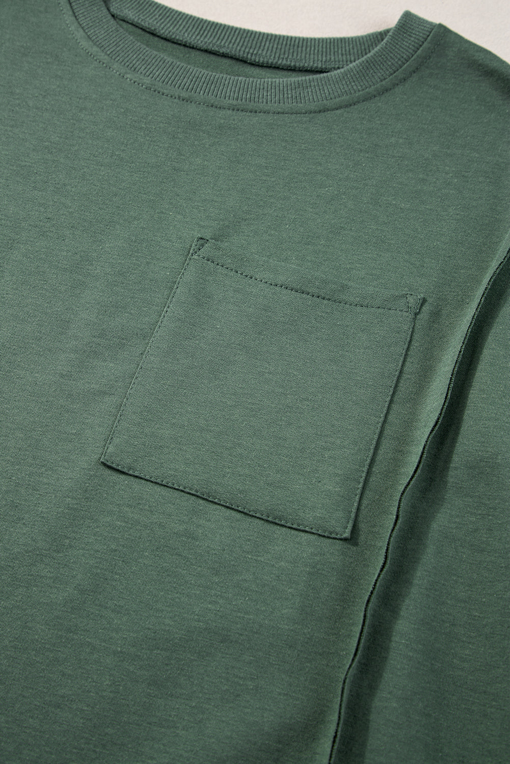 T-shirt ample fendu avec poche poitrine et couture exposée Laurel Green