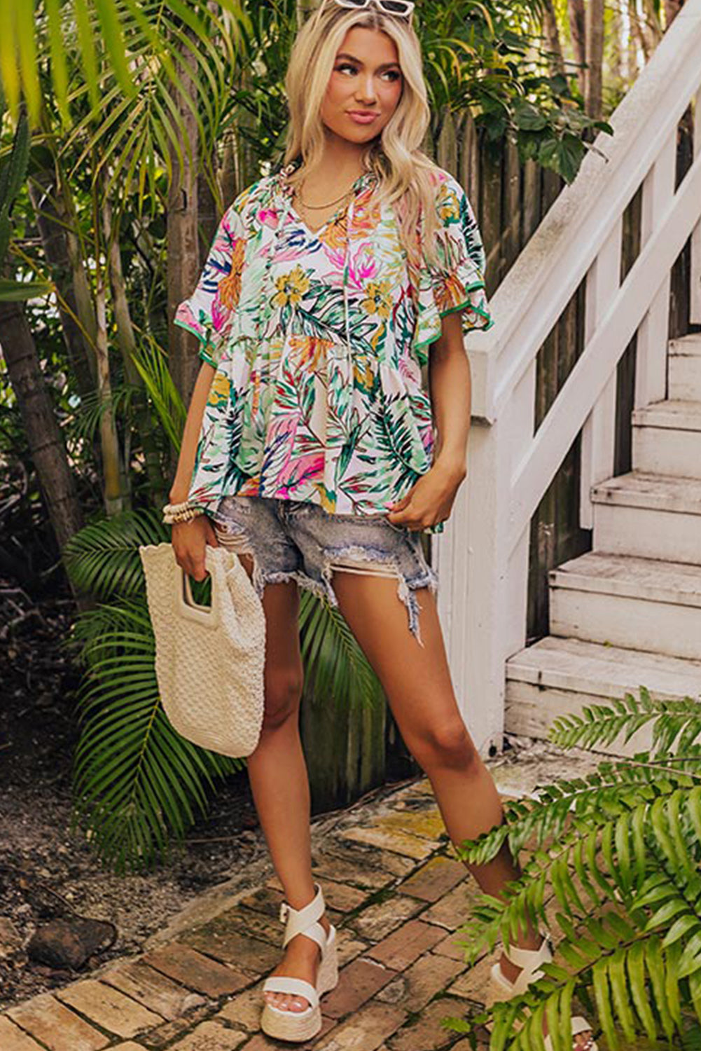 Chemisier blanc à manches courtes et à volants à imprimé floral tropical-A WOMAN WE LOVE