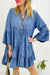 Mini-robe bleu ciel en chambray à volants et manches 3/4 à plusieurs niveaux et col en V fendu