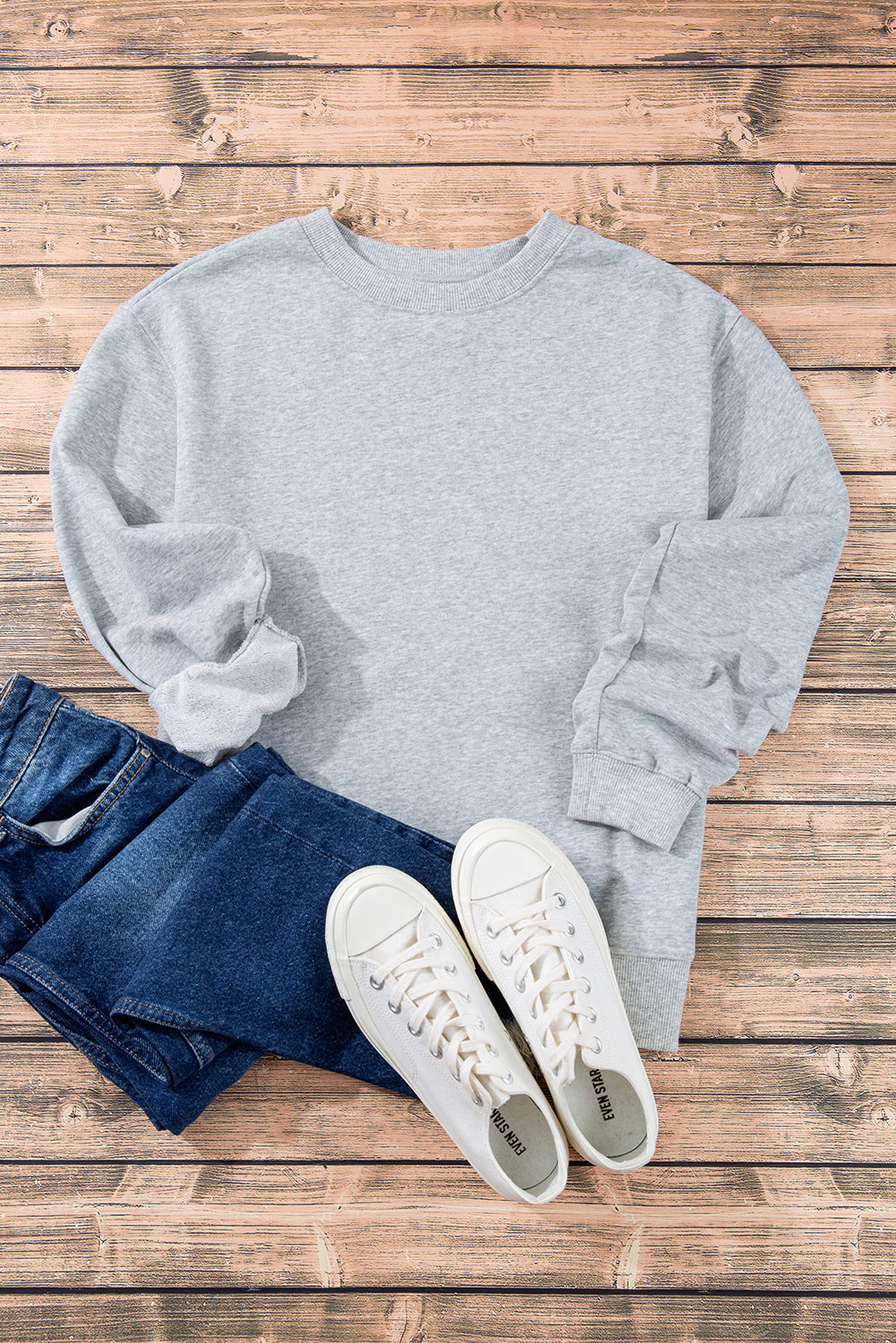 Sudadera ligera gris claro con hombros caídos y cuello redondo