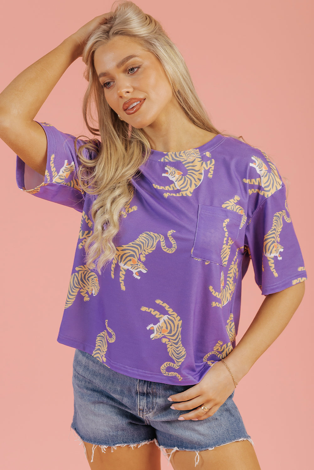 T-shirt ample violet avec poche plaquée et imprimé tigre