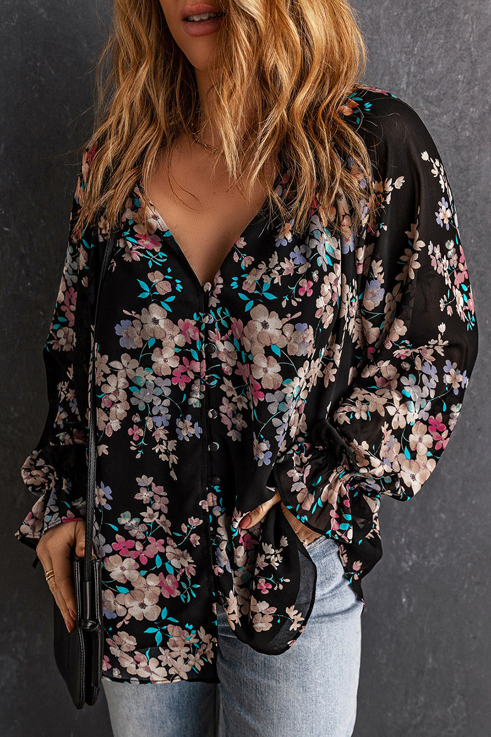 Blouse noire en mousseline à imprimé fleurs sauvages-A WOMAN WE LOVE