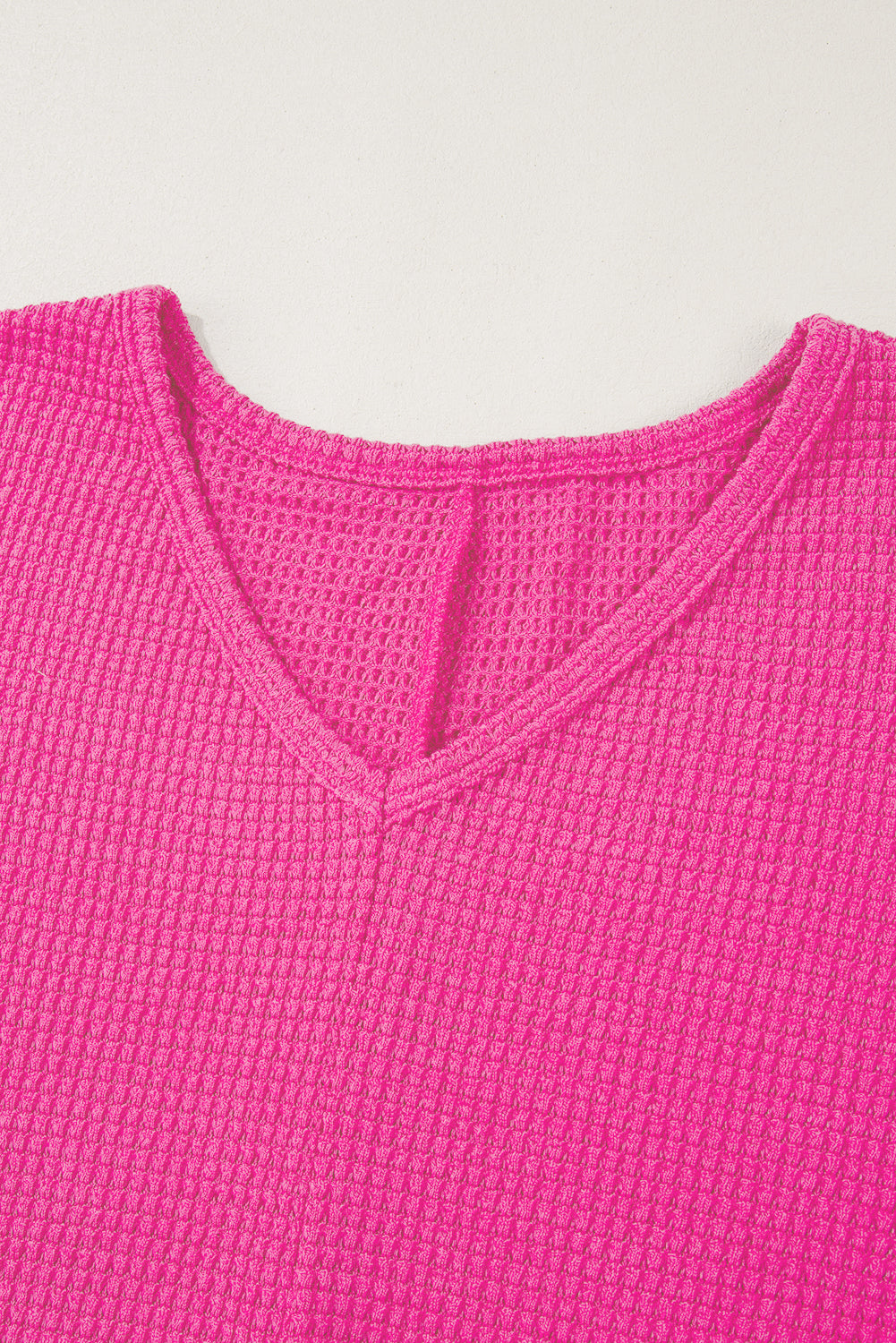 Haut ample à col en V et fentes latérales en tricot *