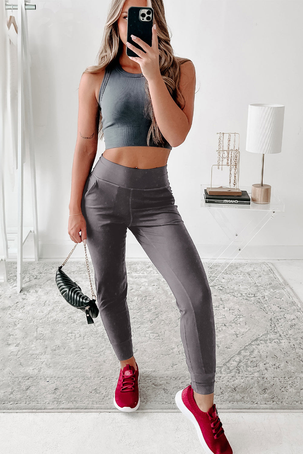 High waisted jogging pants with pockets and exposed seams in medium gray