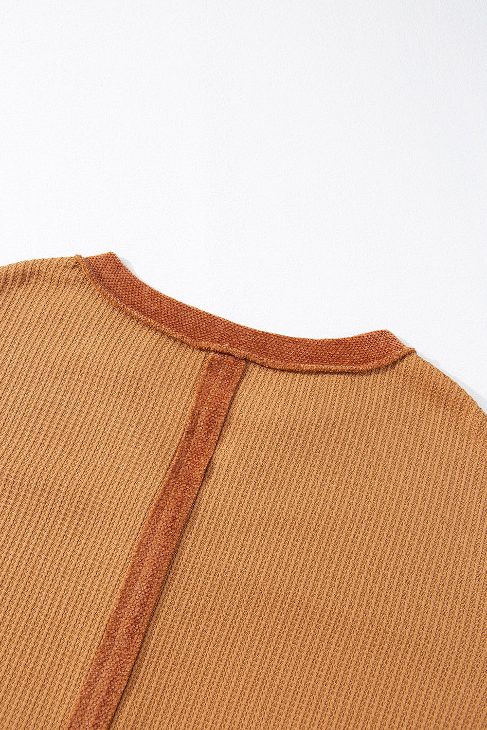 Orangekontrastgeflickter exponierter Naht Waffel Strick Henley Top