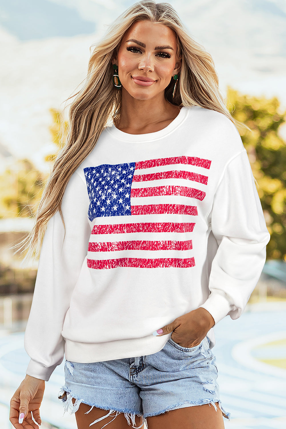Blanco blanco blanco con hombro caído y bandera gráfica americana