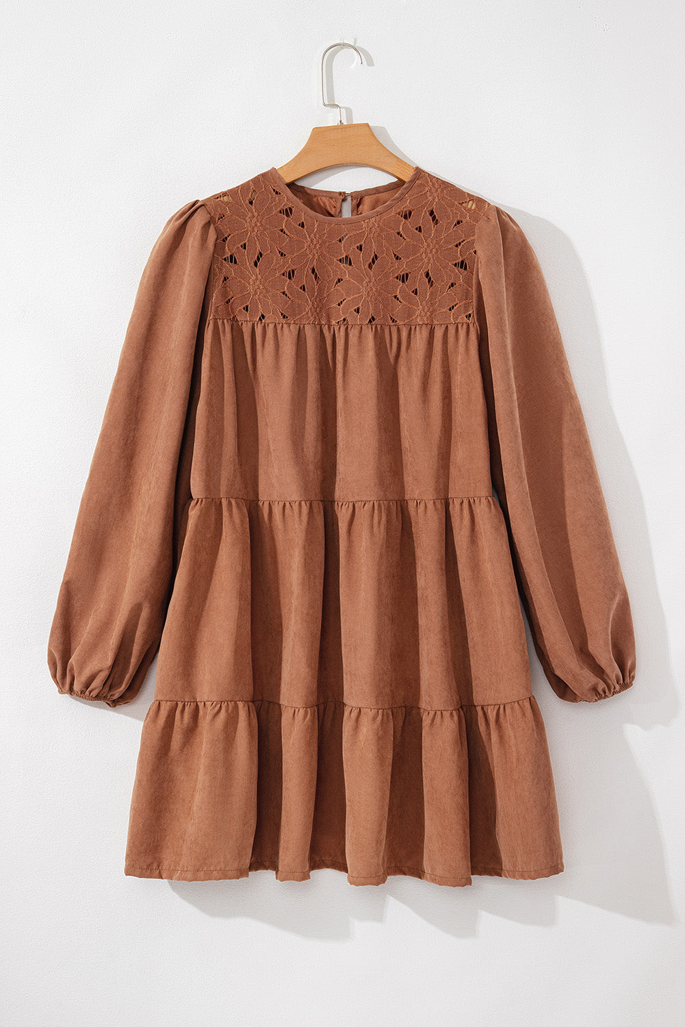Mini-robe châtaigne à volants et volants en dentelle florale au crochet