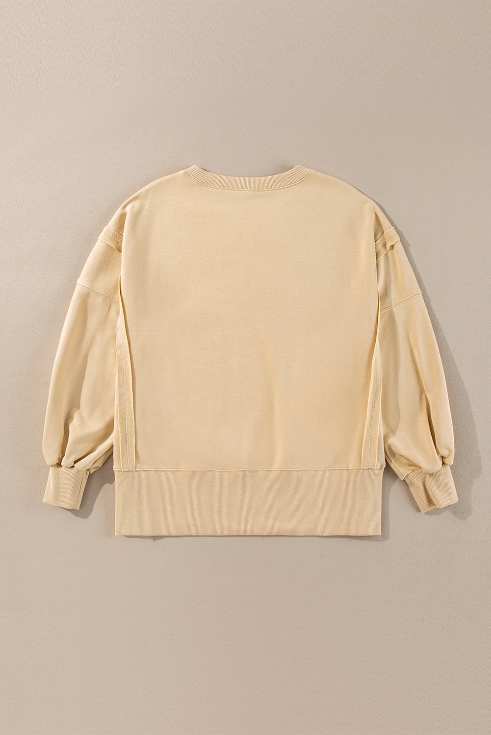 Sweat-shirt beige français clair à coutures apparentes, épaules tombantes, col rond et fentes