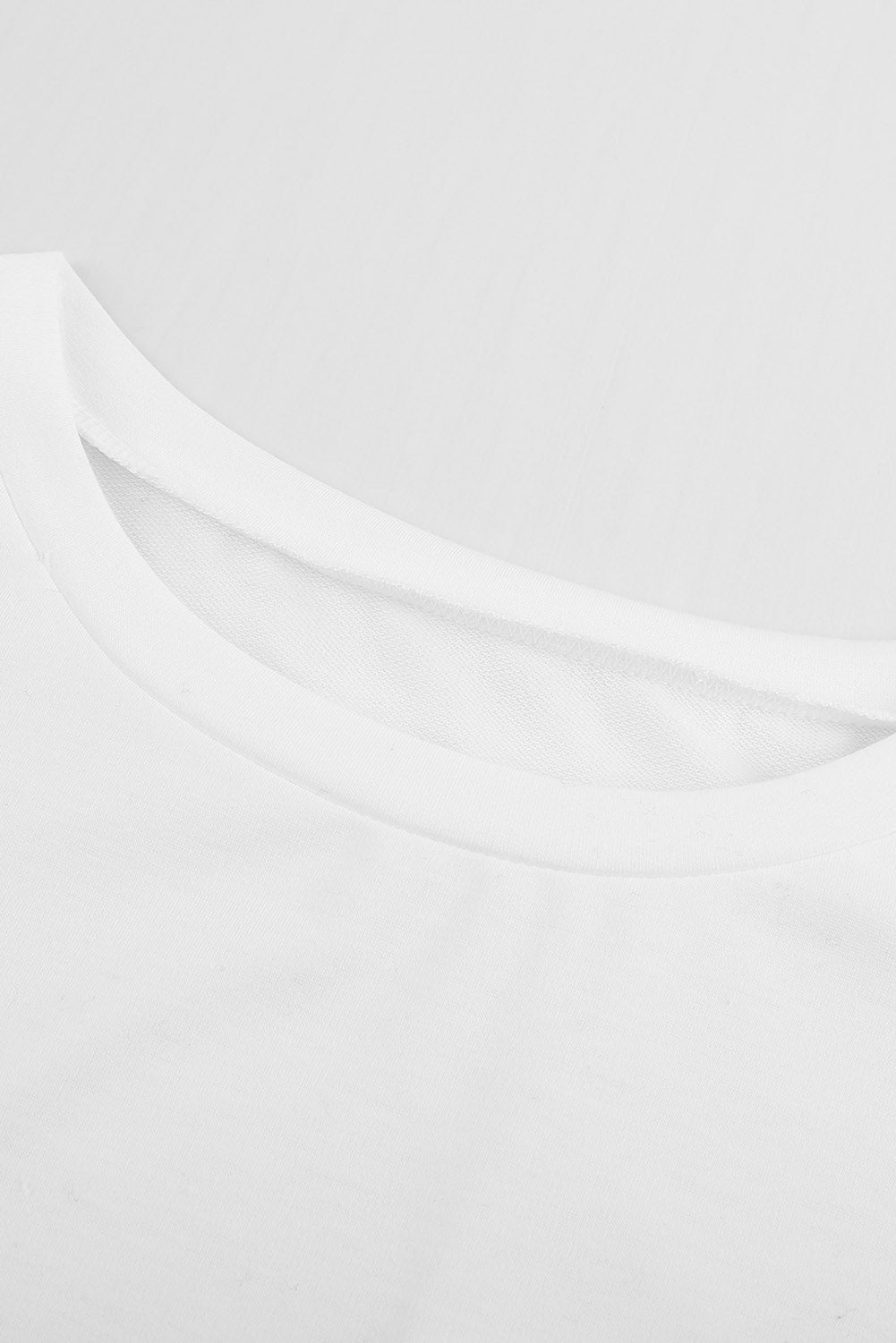 Camiseta blanca con bolsillos con hendiduras laterales