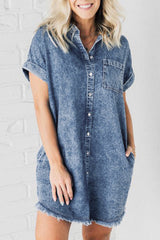 Robe en jean bleu délavé minéral avec manches à revers et ourlet effiloché