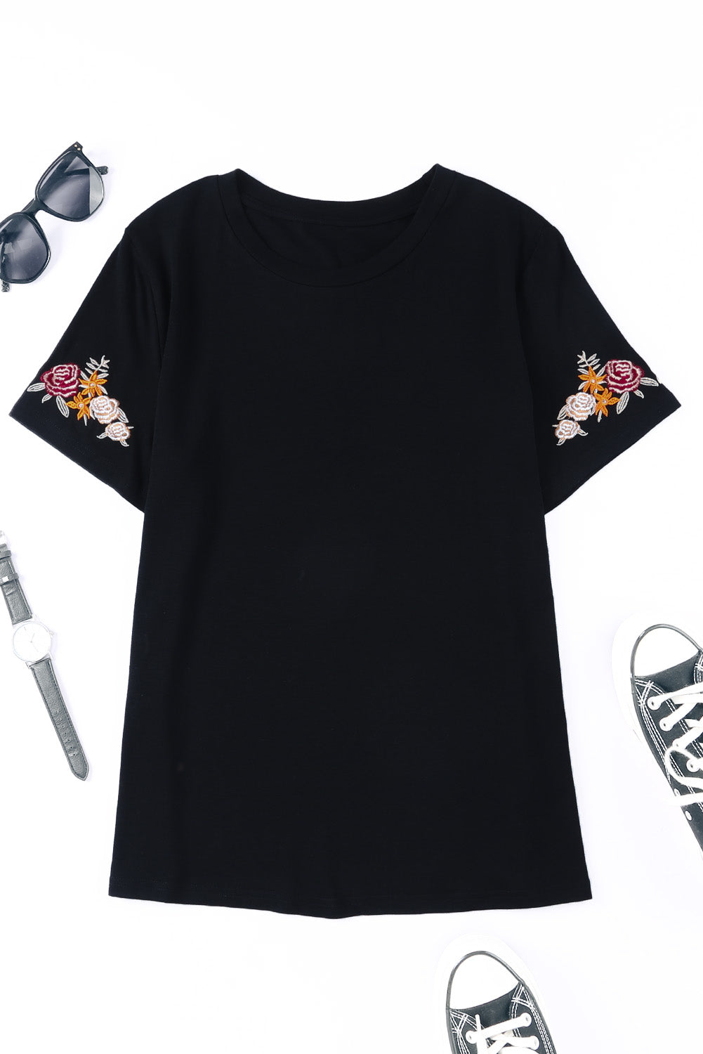 Camiseta negra con mangas cortas y cuello redondo bordado con flores