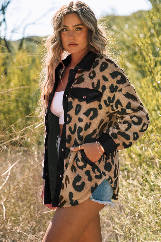 Chaqueta de felpa de leopardo negro con acabados contrastantes