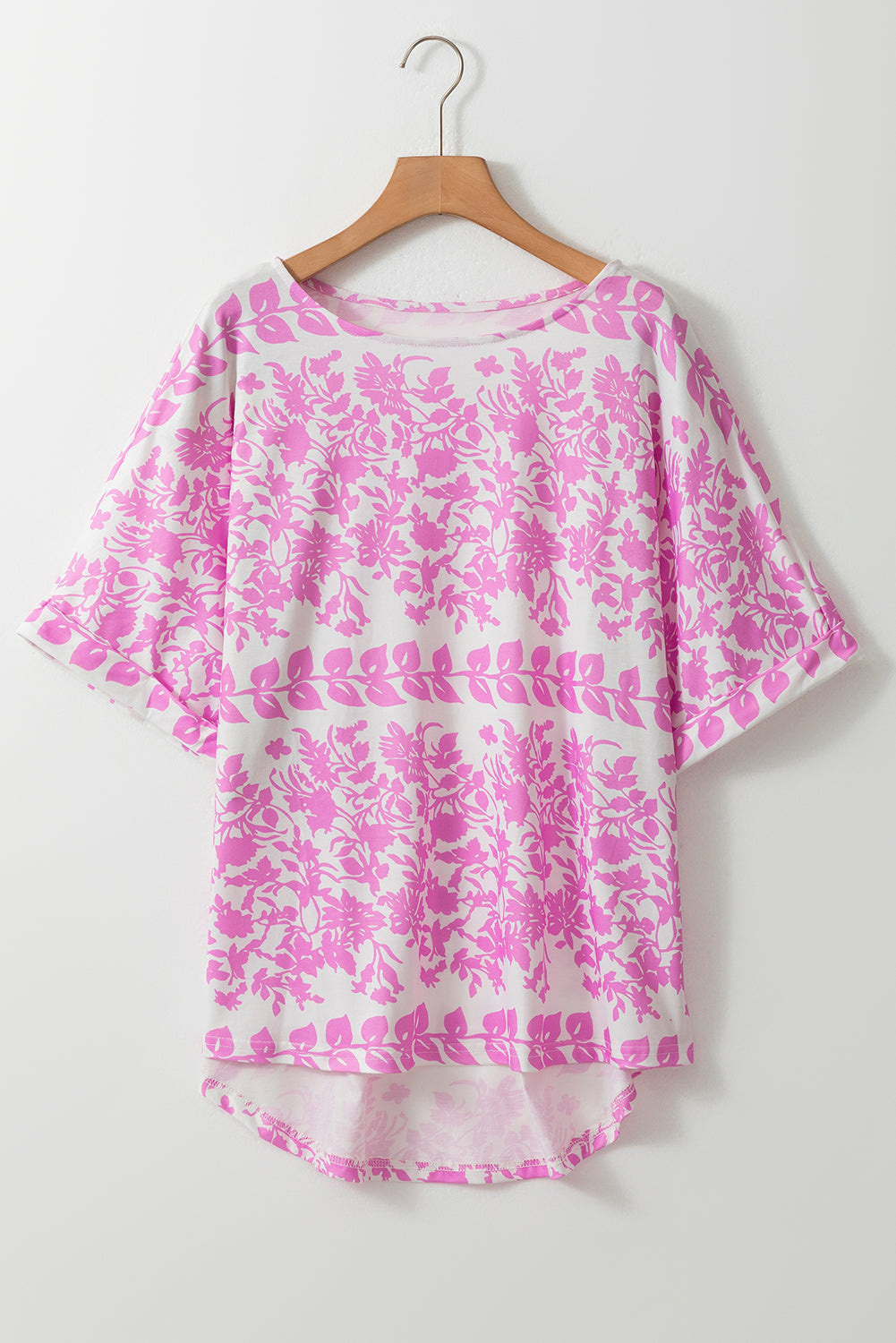 Camiseta de talla grande de dobladillo curvado con estampado floral blanco