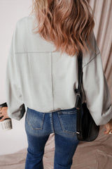 Sudadera gris con costuras expuestas, manijas de murciélagos y hombros caídos