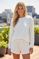 Sala de estar grande de dos habitaciones en el leopardo de textura gris claro