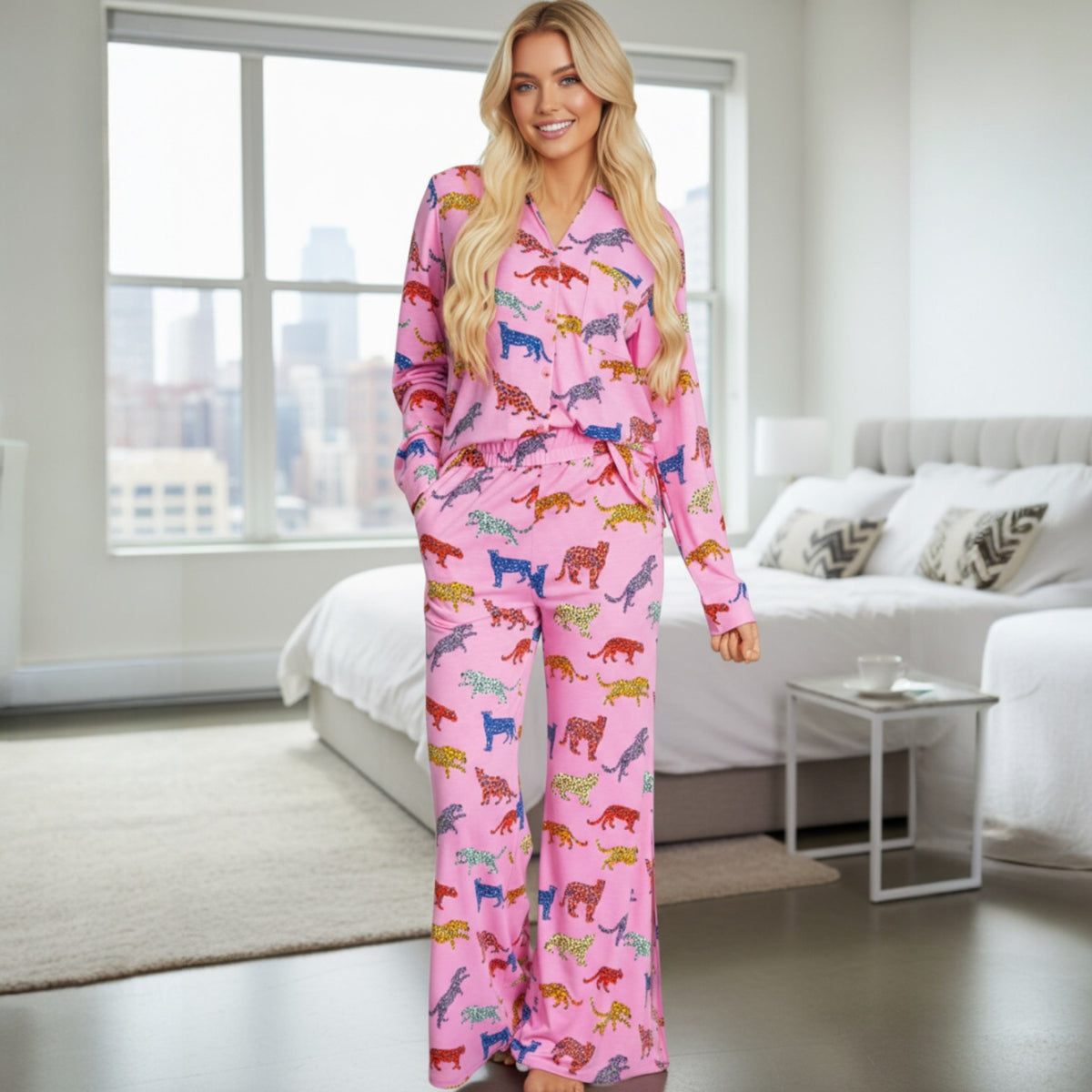 Ensemble pyjama chemise et pantalon rose à imprimé guépard