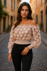 Haut rose col bateau avec taille élastique et motif satiné