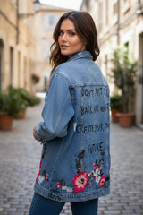 Veste longue en jean destroy avec broderies et message