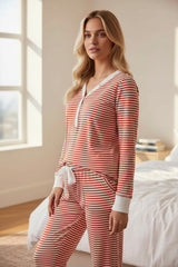 Ensemble avec haut boutonné et pantalon à taille nouée à rayures rouges