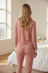 Ensemble avec haut boutonné et pantalon à taille nouée à rayures rouges