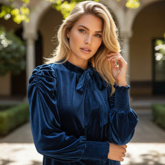 Elegante blusa de terciopelo con collar ascendente *