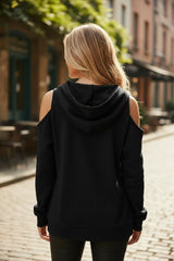 Sudadera con capucha negra con cordón apretado y hombros desnudos con costuras visibles