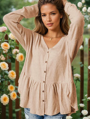 Chemise à volants et col en V boutonnée beige *