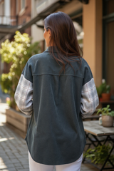 Chemise longue boutonnée en velours côtelé à carreaux gris