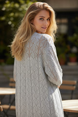 Cárdigan gris largo con botones de Openwork en la parte delantera