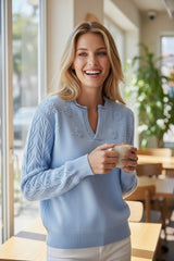 Pull tricoté à col cranté et détail de fleurs *