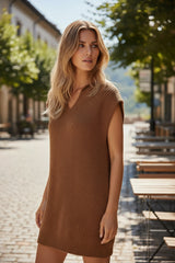 Vestido de aderezo de camello de manga corta y cuello de cuello en V liso